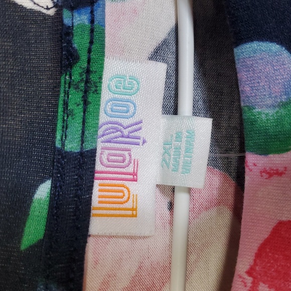 LulaRoe June Top In A Navy Blue And Pink Floral Print, Peplum Size 2X(20-22) - Picture 2 of 7